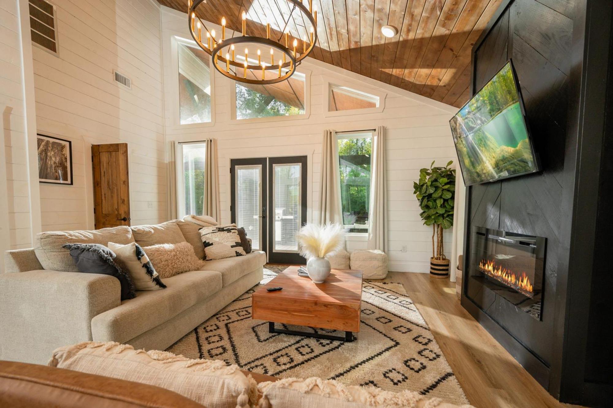 New Farmhouse-Chic Cabin With Hot Tub & Firepit ブロークン・ボウ エクステリア 写真