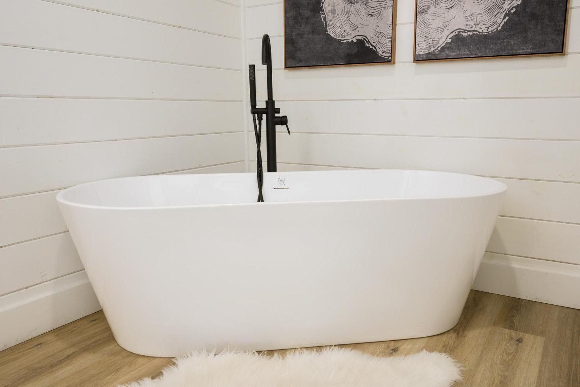 New Farmhouse-Chic Cabin With Hot Tub & Firepit ブロークン・ボウ エクステリア 写真