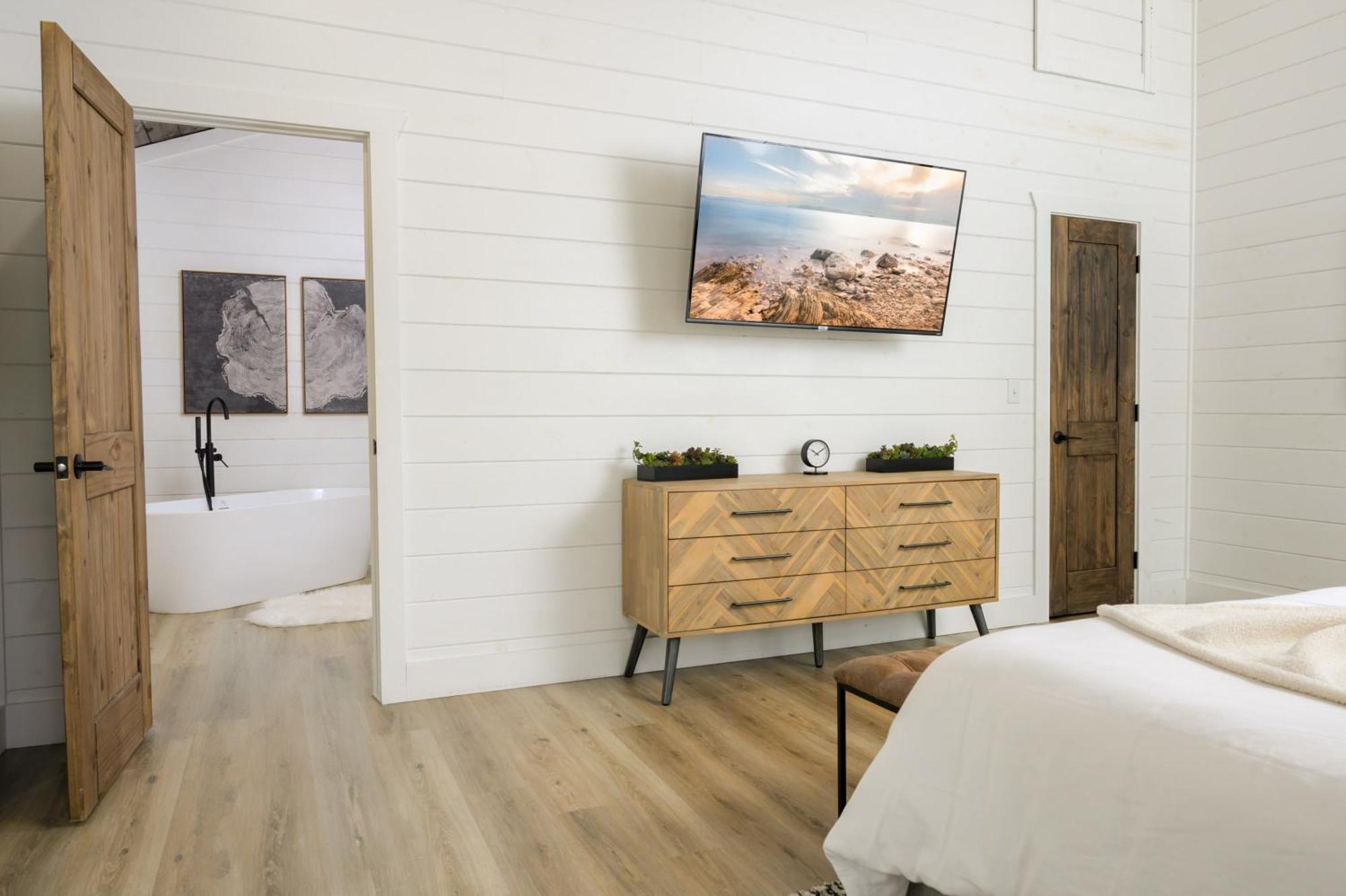 New Farmhouse-Chic Cabin With Hot Tub & Firepit ブロークン・ボウ エクステリア 写真