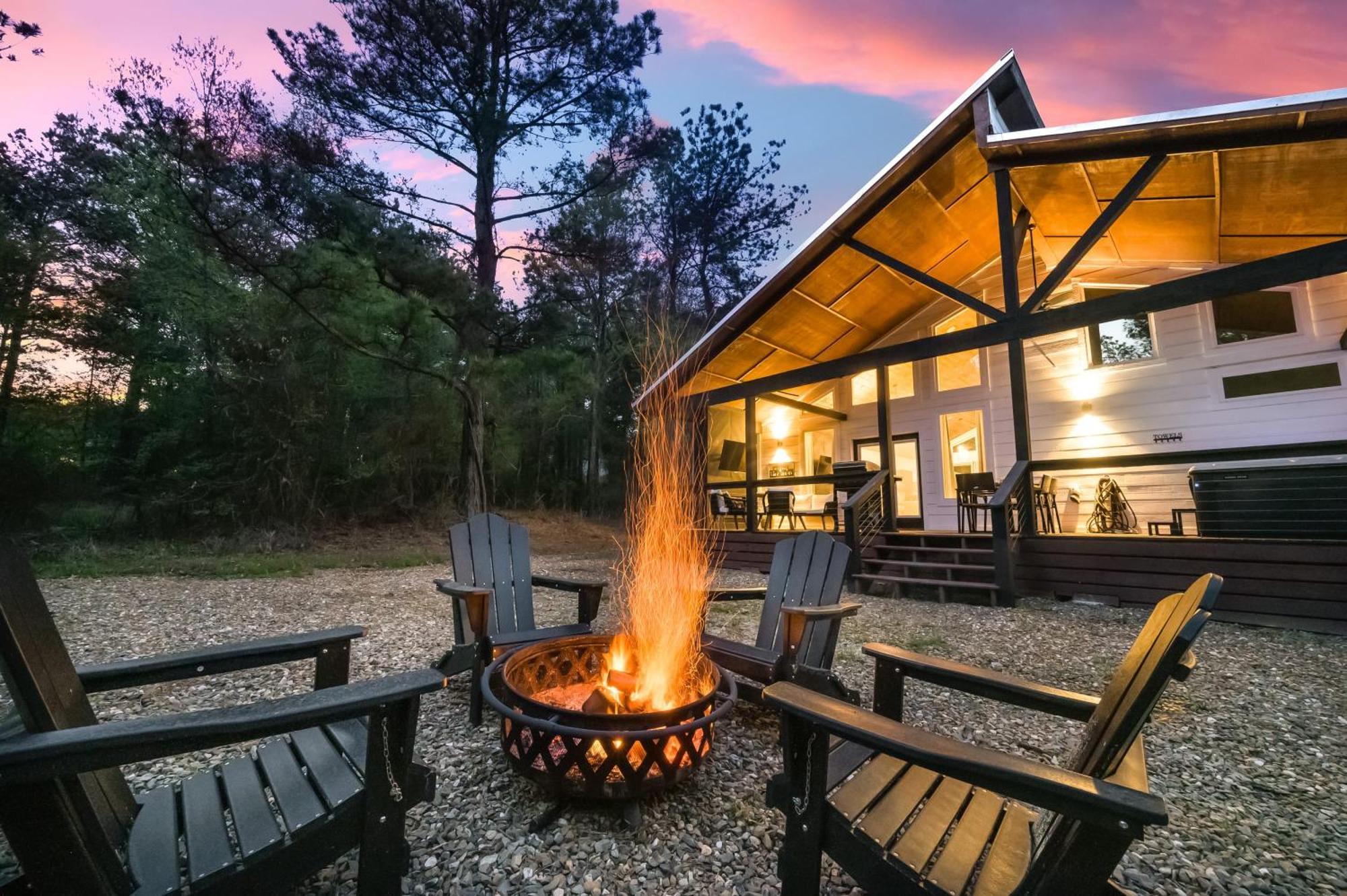 New Farmhouse-Chic Cabin With Hot Tub & Firepit ブロークン・ボウ エクステリア 写真